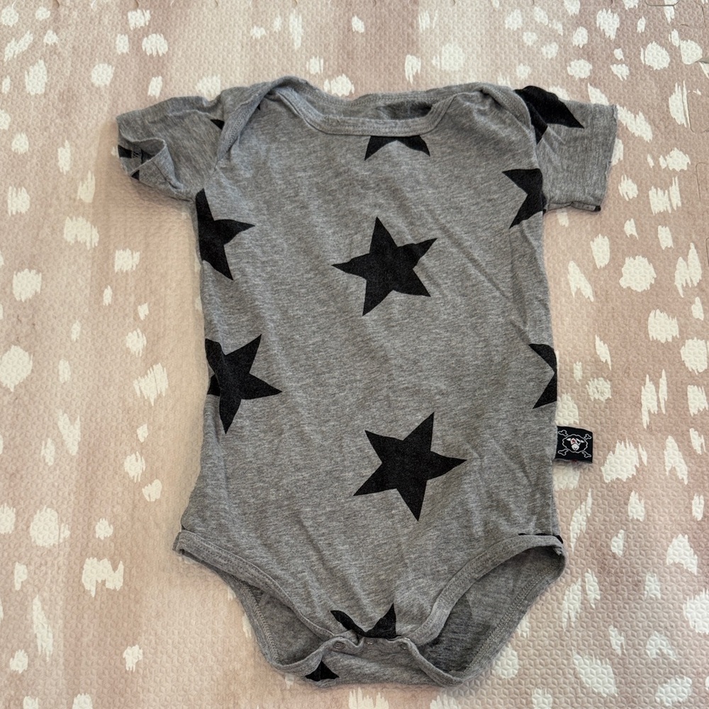 Nununu Gray Black Star Distressed Short Sleeve Onesie | 18–24M